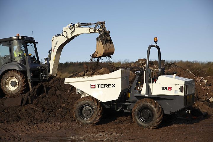 Quelle: projectplant.co.uk

Das Bild zeigt einen Bagger des Maschinenherstellers Terex beim Beladen eines kleinen Terex Dumpers.

 